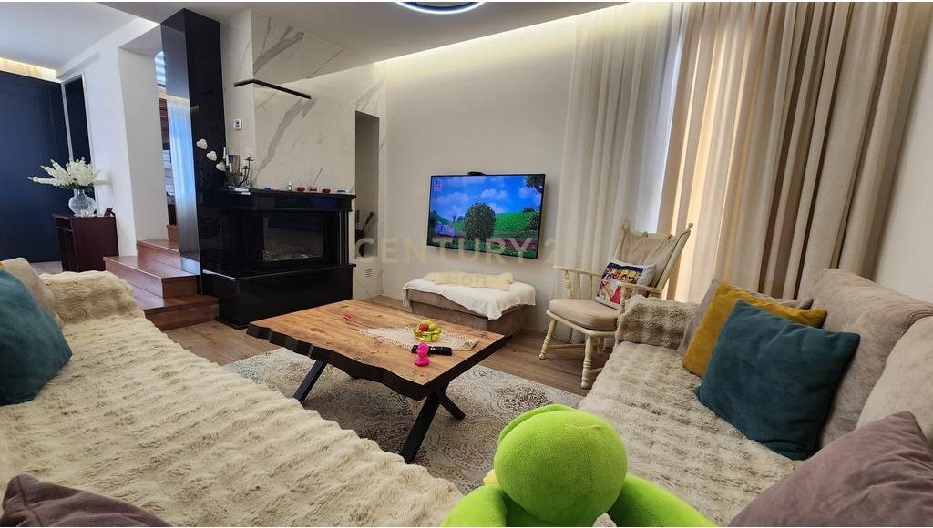 VILLA SU DUE PIANI IN VENDITA A SPIAGGIA DURRES!