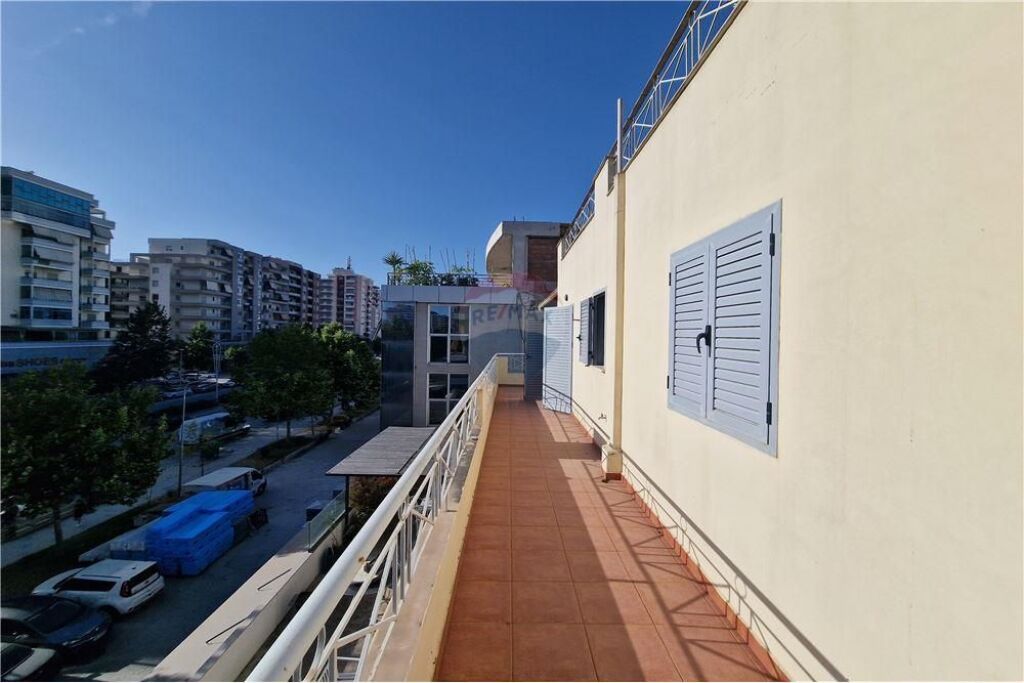 Apartament Ekskluziv 3+1+2 + Verandë në Shitje