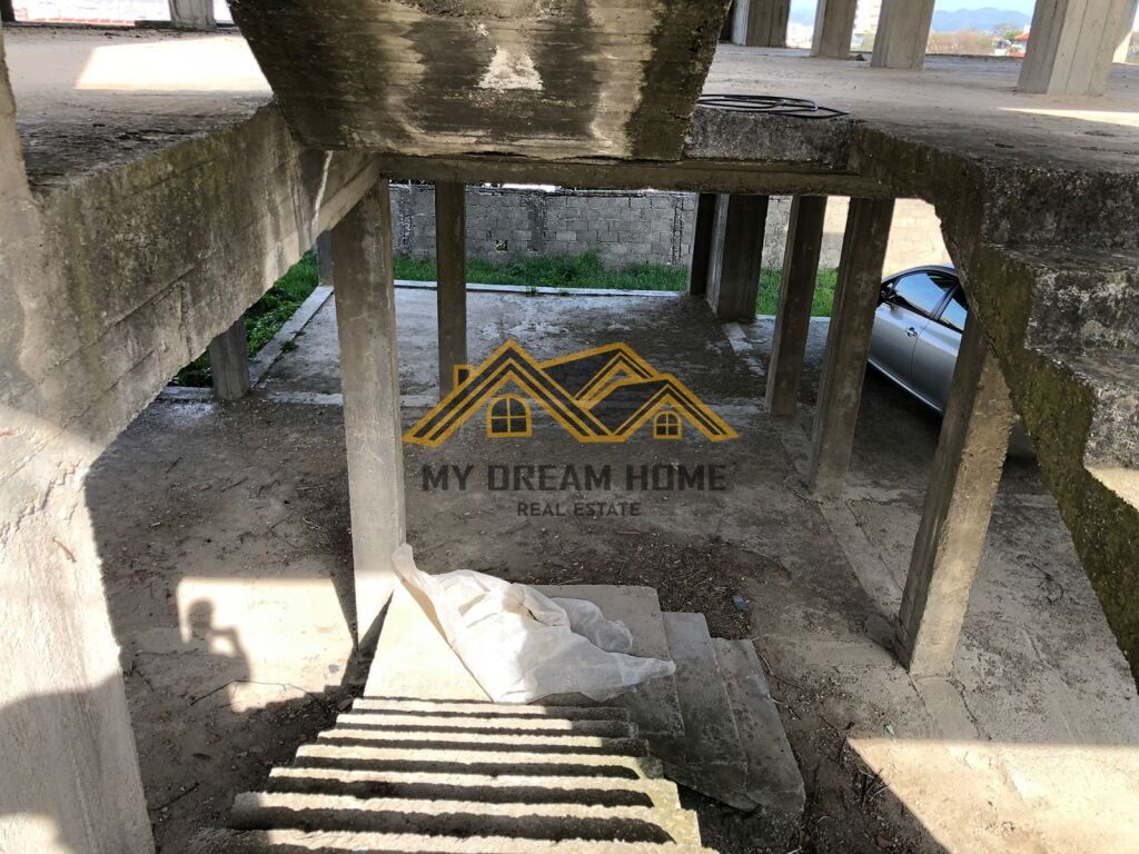 VENDESI IN VENDITA KARABINAR VICINO A VILA ZOGUT