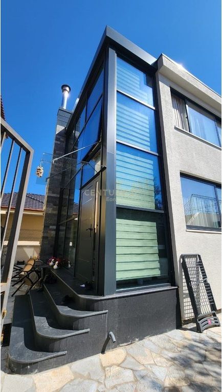 VILLA SU DUE PIANI IN VENDITA A SPIAGGIA DURRES!