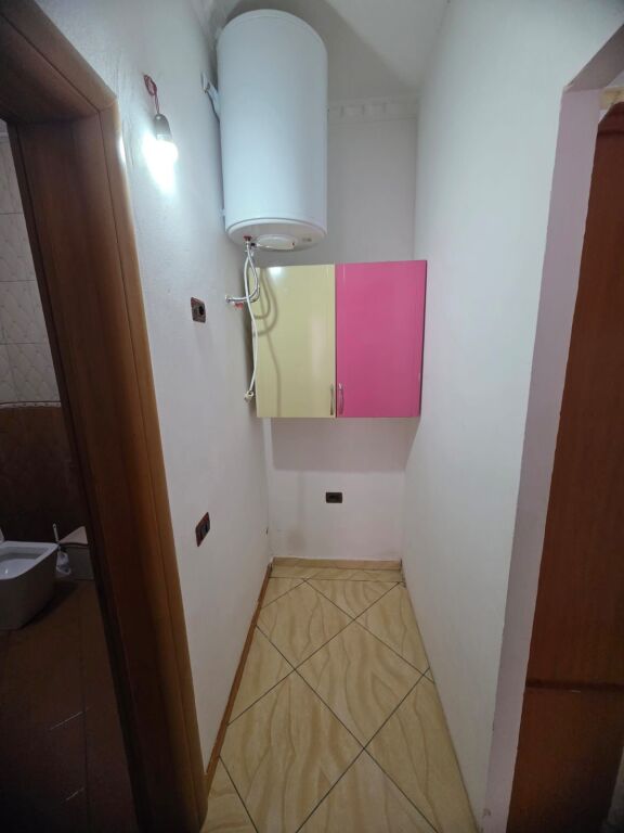 Jepet me qera kati i dytë i një banese 2+1, plotësisht i mobiluar.