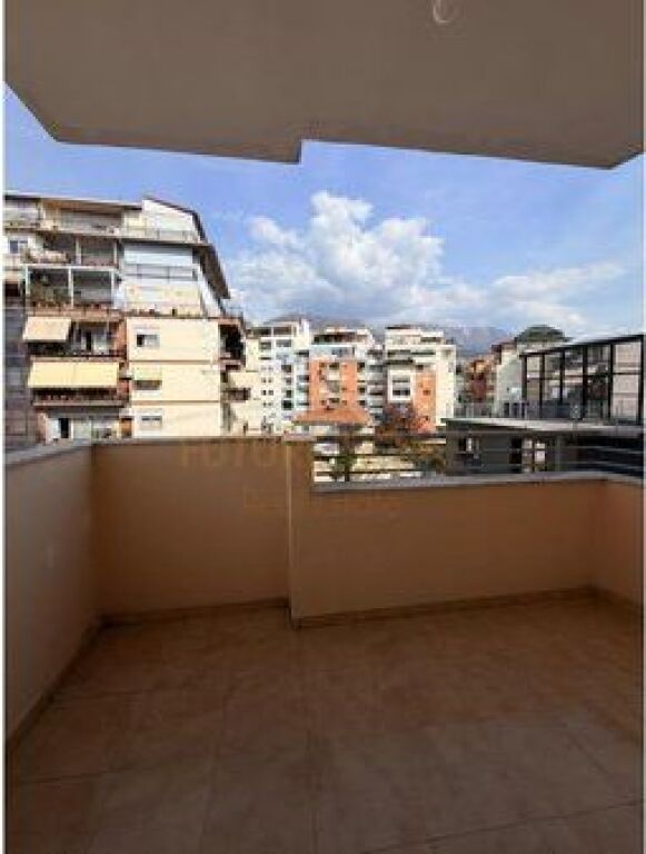 Shitet, Apartament 2+1, Fresk, Tirane.