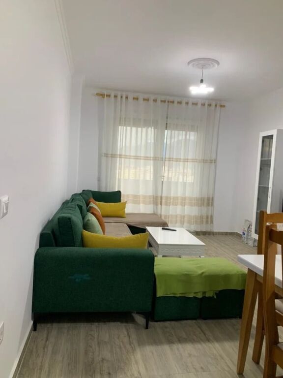 🏢Perballe Spitalit Amerikan 3 jepet me qera apartament 1+1+Depo i mobiluar. 55,000 Leke