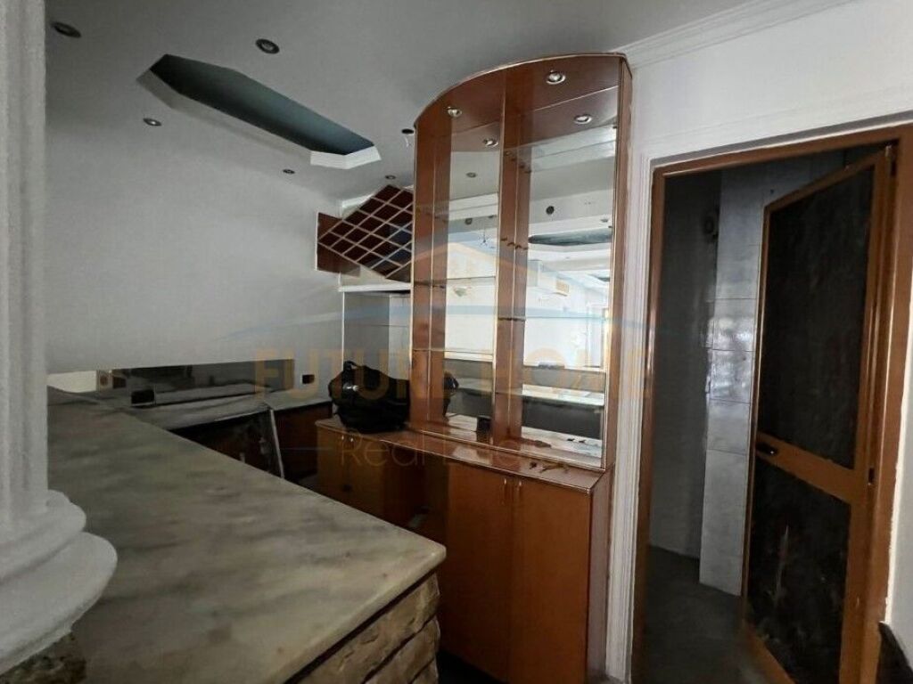 Shitet, Ambjent Biznesi, Rruga "Dritan Hoxha", Tiranë