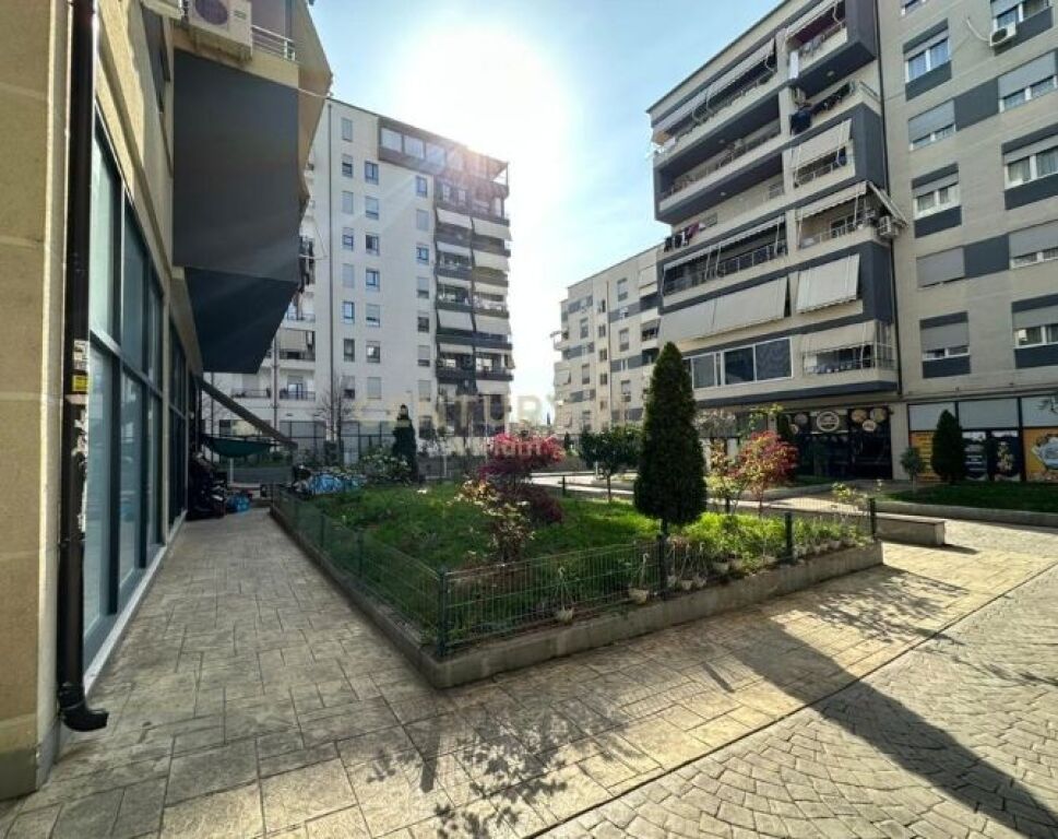 VENDESI APPARTAMENTO 2 + 1 + 2 CON VERANDA