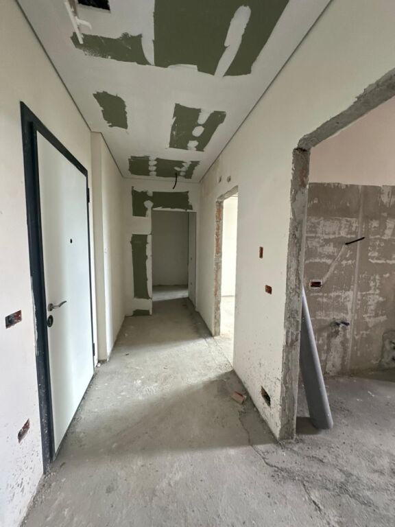 Shitet Apartament 2+1+2