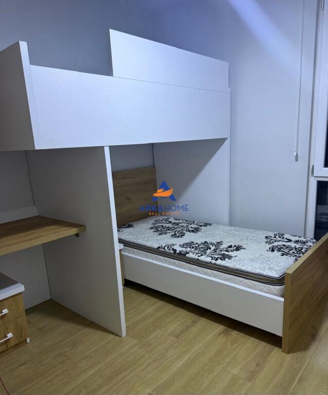 JEPET APARTAMENT ME QERA 2+1+BALLKON "RRUGA STAVRI THEMELI , AFER ME GLOBE, RRUGA KAVAJES" 65000 LEKE