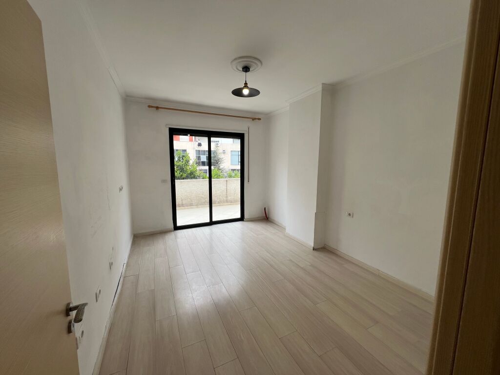 2+1+2 Rrethi i Astirit, Lokacion i Mire