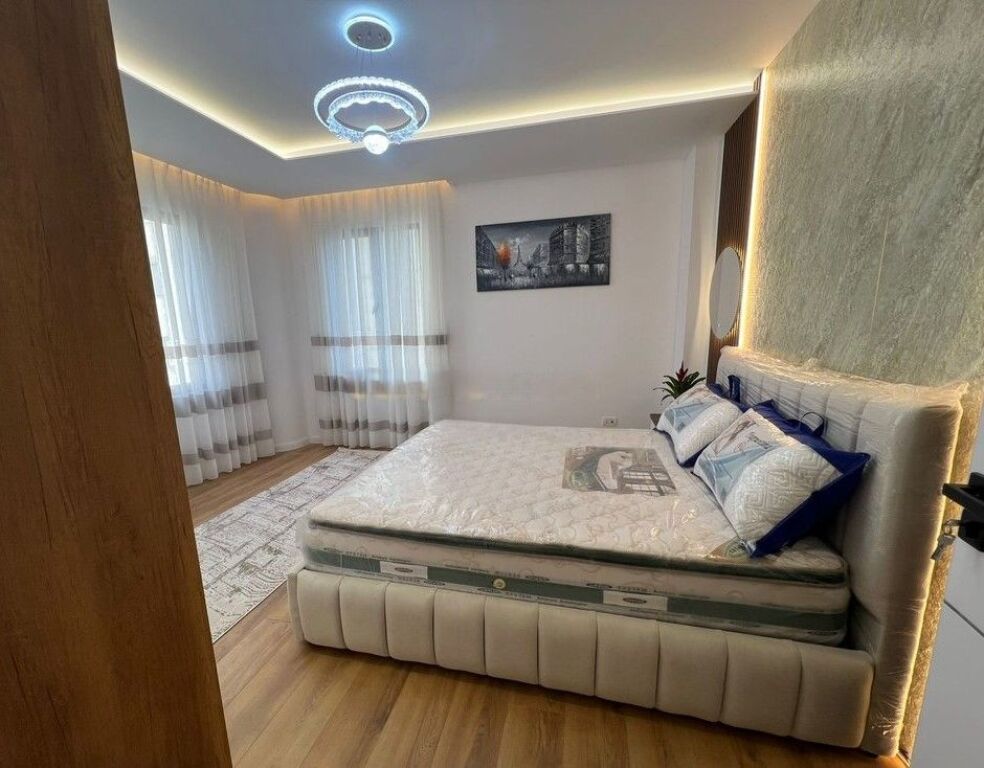 Shitet 2+1 tek rruga Kavajes, Pallati me Shigjeta