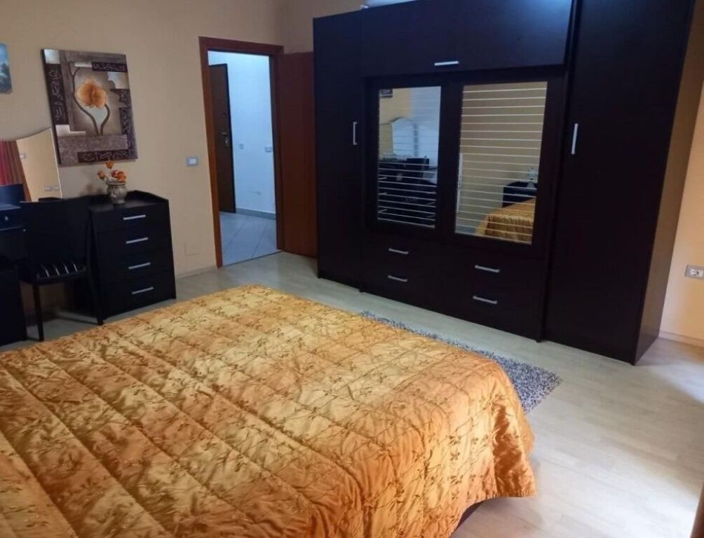 apartament 2+2 me qira tek komuna e Parisit