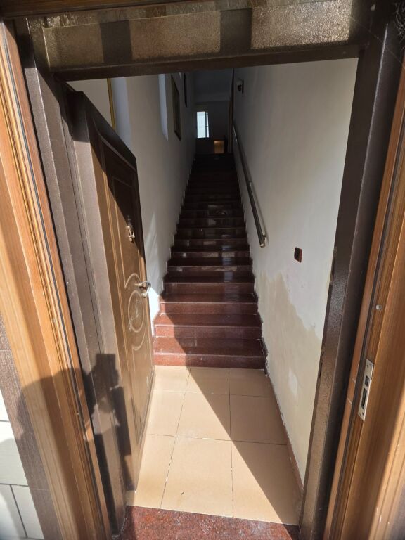 Jepet me qera kati i dytë i një banese 2+1, plotësisht i mobiluar.