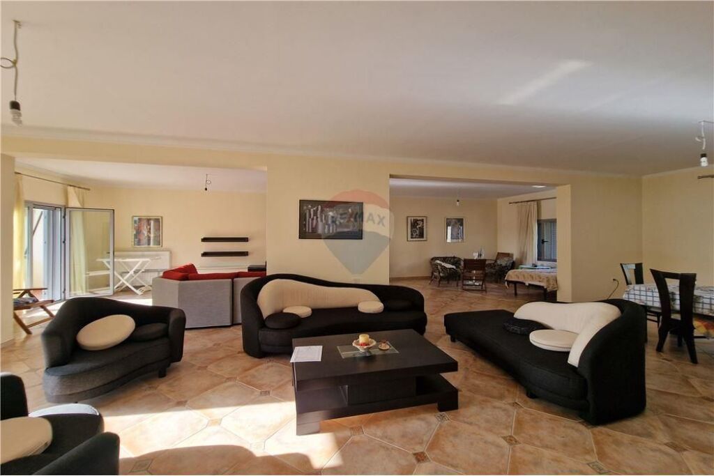 Apartament Ekskluziv 3+1+2 + Verandë në Shitje