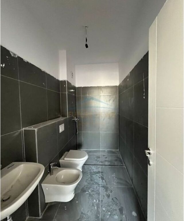Shitet, Apartament 2+1+2+ Post Parkim, Rruga Sadik Petrela, Kompleksi ASL 2