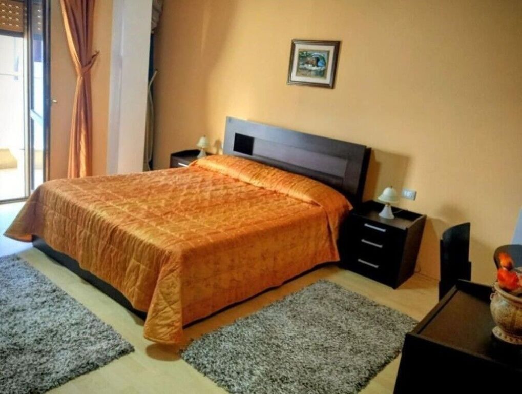 apartament 2+2 me qira tek komuna e Parisit