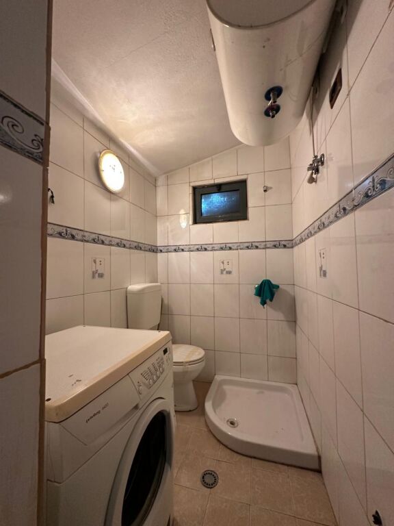 🏢Via Durazzo, vicino all'Hotel Colosseo, affittasi appartamento 2+1+2+deposito, arredato. 50.000 Leke   