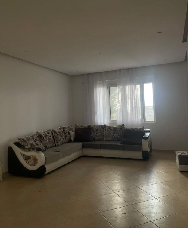 Apartament 2+1 me oborr – 95m² + 10m² verandë + 70m² oborr në Qerret