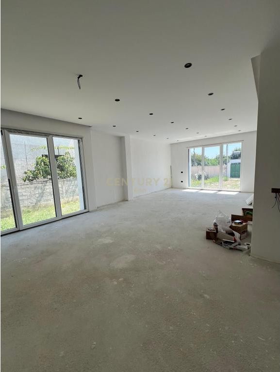 Shitet Vilë në Periferi ,Shijak !