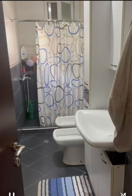 Shitet apartament 2+1 liqeni i thate