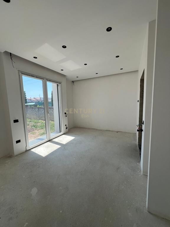 Shitet Vilë në Periferi ,Shijak !