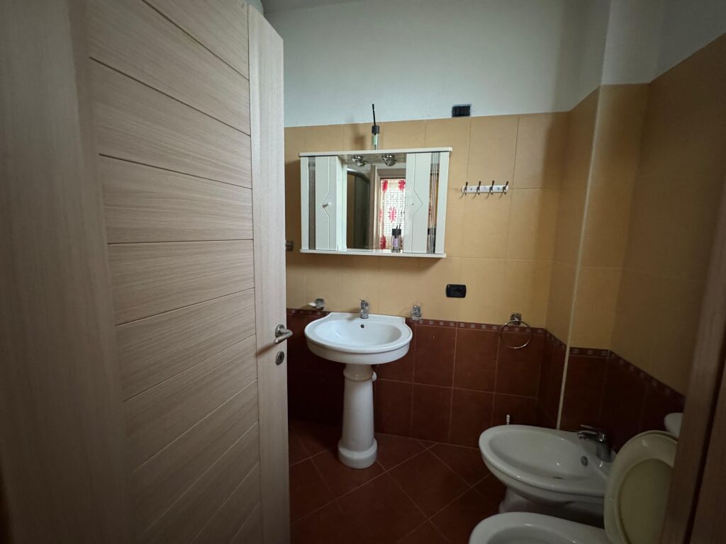 Jepet apartament me qera 2+1+2