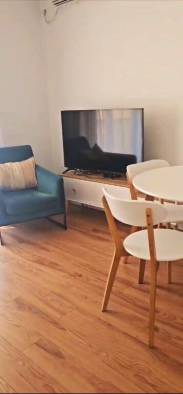 🏠Rruga Siri Kodra,jepet me qera kati i III-te i nje vile,1+1,i mobiluar.55,000 Leke