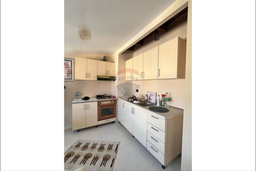 Apartament per shitje 2+1 tek Komuna e Parisit