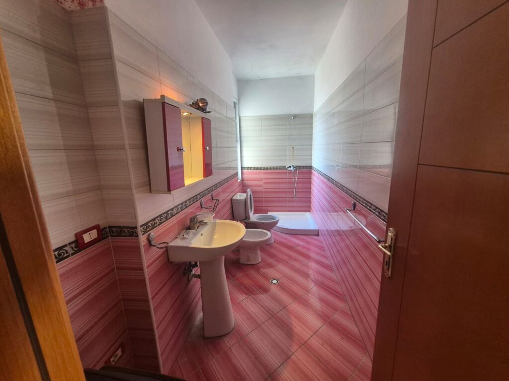 Shitet Apartament 2+1+2 ne  qender  