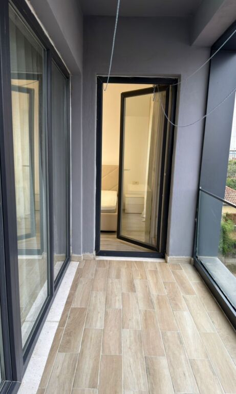 Jepet me qera Apartamenti 2+1, rruga 5 Maj 700  euro  