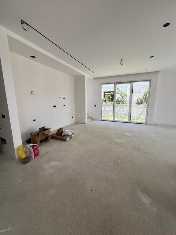 Shitet Vilë në Periferi ,Shijak !