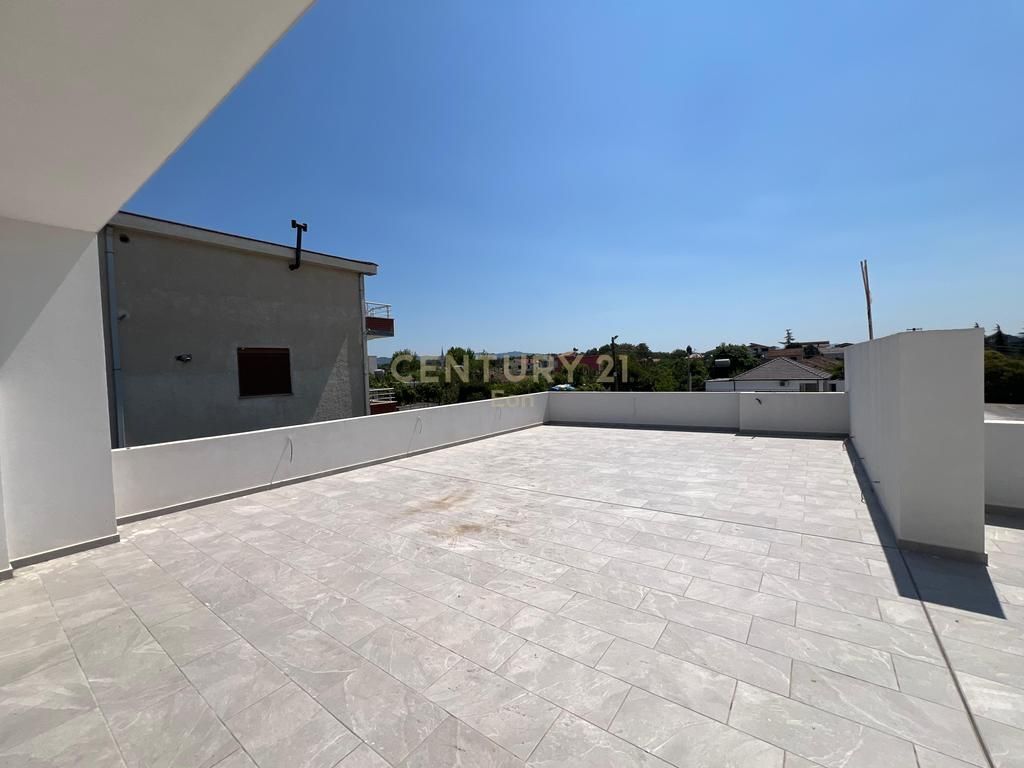 Shitet Vilë në Periferi ,Shijak !