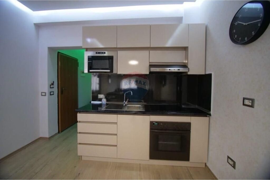 Apartament - Për Qira - Rruga e Barrikadave, Tiranë