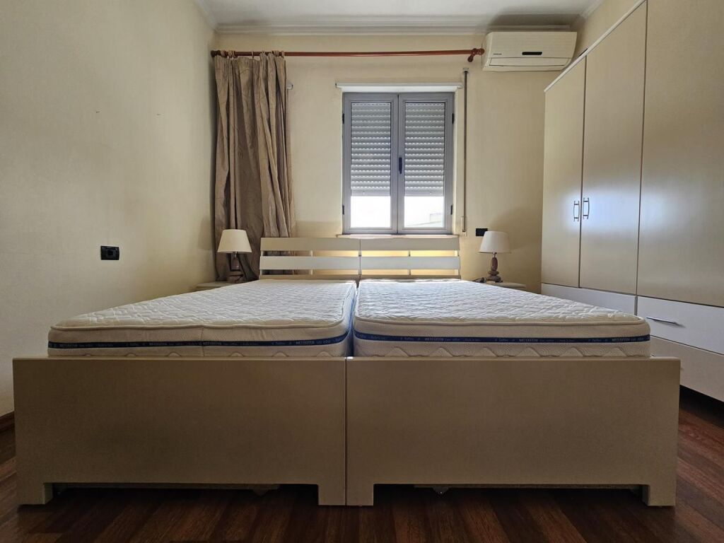 Jepet me qera 1+1 mobiluar pazari I ri ashensor 640 wu