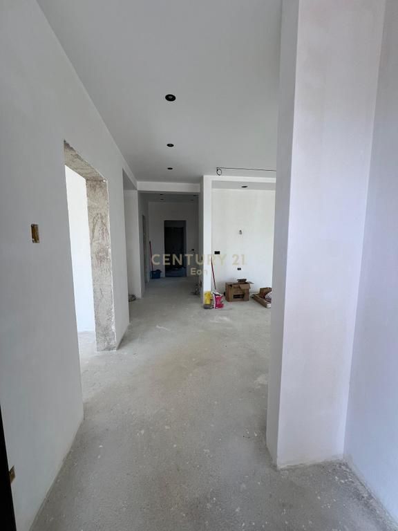 Shitet Vilë në Periferi ,Shijak !