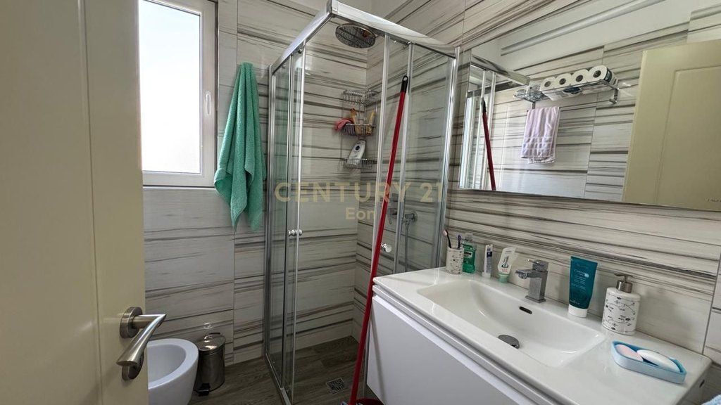 APARTAMENT+PARKIM AFER DETIT TE SHKEMBI I KAVAJES !