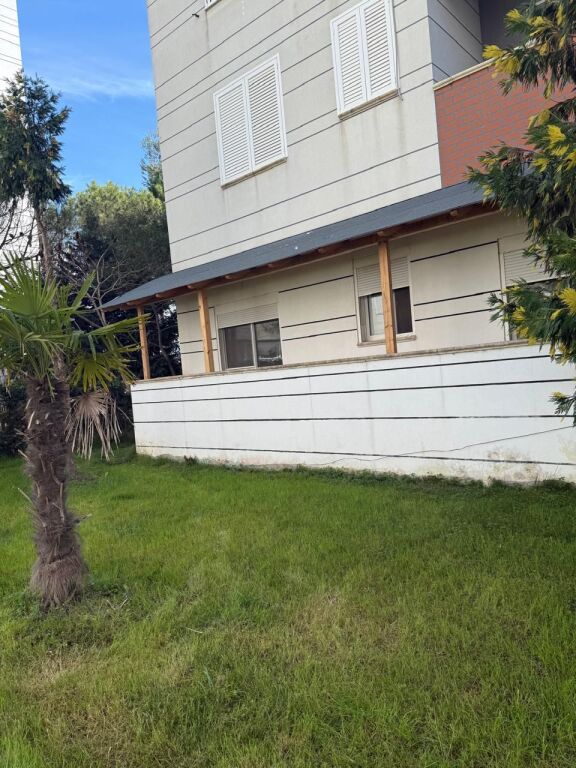 Apartament 2+1 me oborr – 95m² + 10m² verandë + 70m² oborr në Qerret