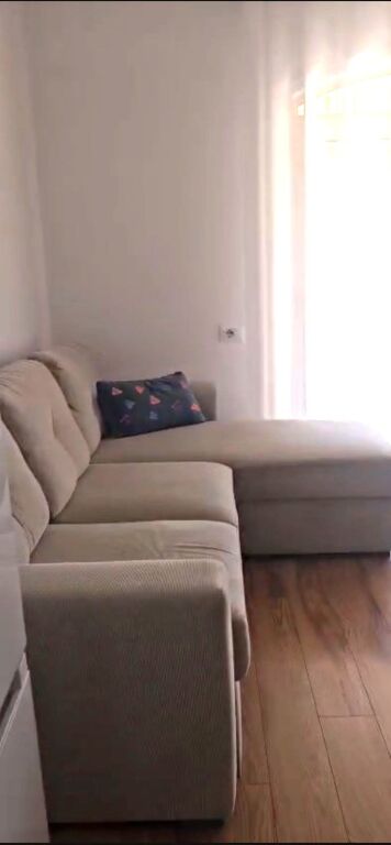 🏠Rruga Siri Kodra,jepet me qera kati i III-te i nje vile,1+1,i mobiluar.55,000 Leke