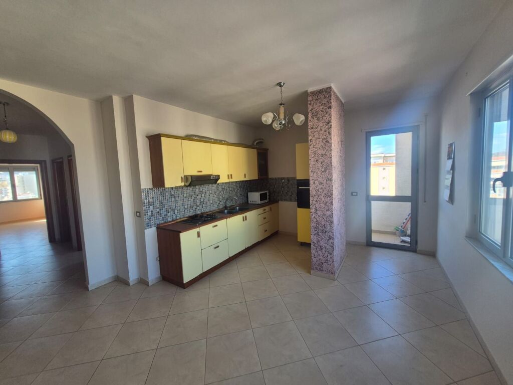 Shitet Apartament 2+1+2 ne  qender  