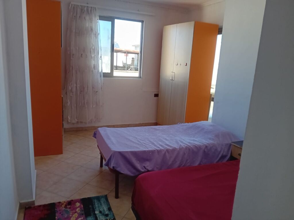 1+1 arredato di fronte a Delijorgji