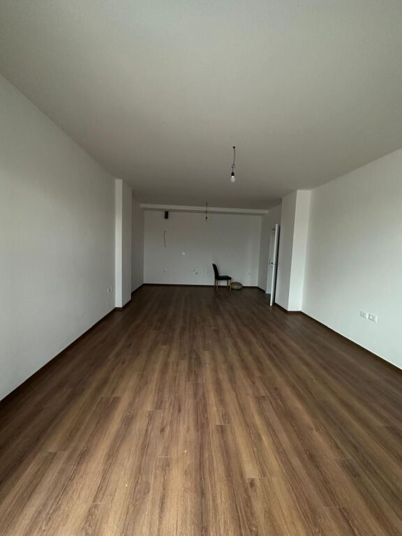 Shitet Apartament 1+1+ballon ne Kinostudio