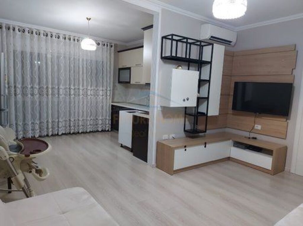 Shitet, Apartament 2+1+2, Rruga 5 Maji, Tirane.