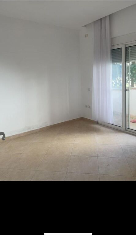 Apartament 2+1 me oborr – 95m² + 10m² verandë + 70m² oborr në Qerret