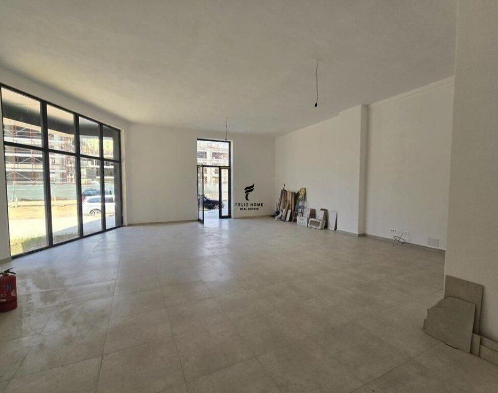 SHOP FOR RENT 84 M2 NEW BOULEVARD 90,000 LEKE FH-66308