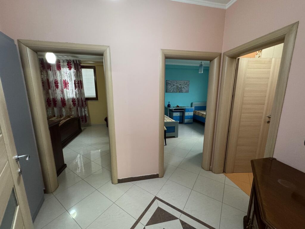 Jepet apartament me qera 2+1+2