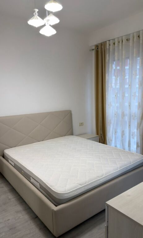 Jepet me qera Apartamenti 2+1, rruga 5 Maj 700  euro  