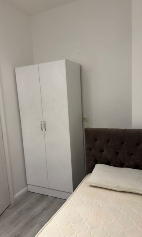 Jepet me qera Apartamenti 2+1, rruga 5 Maj 700  euro  