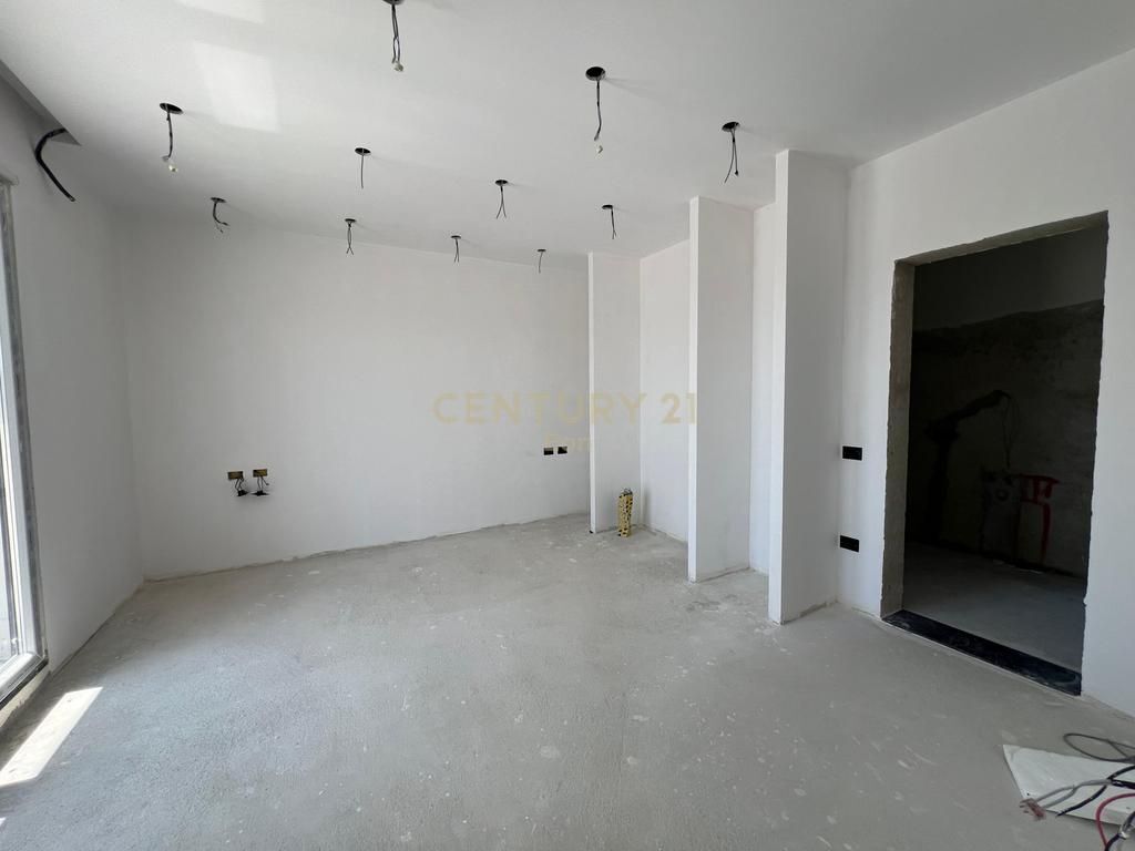 Shitet Vilë në Periferi ,Shijak !