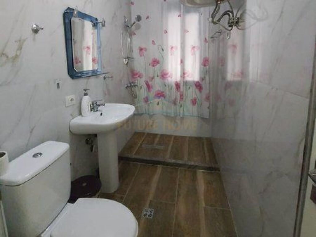 Shitet, Apartament 2+1+2, Rruga 5 Maji, Tirane.