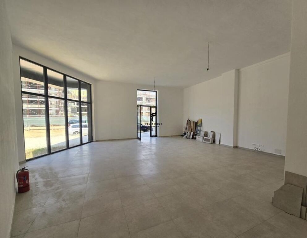 SHOP FOR RENT 84 M2 NEW BOULEVARD 90,000 LEKE FH-66308
