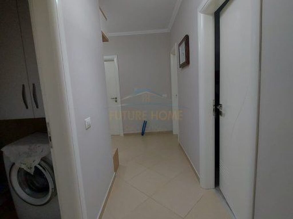 Shitet, Apartament 2+1+2, Rruga 5 Maji, Tirane.
