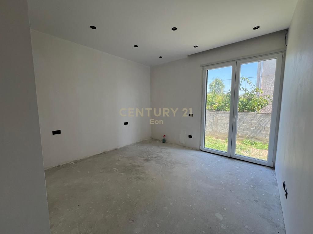 Shitet Vilë në Periferi ,Shijak !